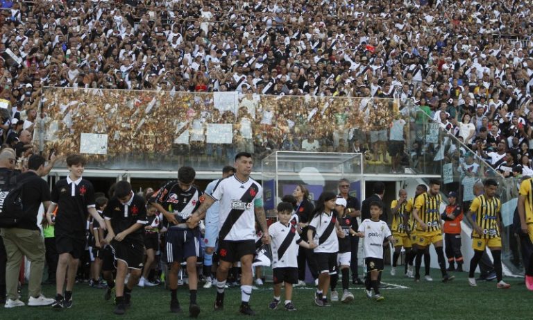 Veja fotos da torcida do Vasco na vitória sobre o Volta Redonda no ES