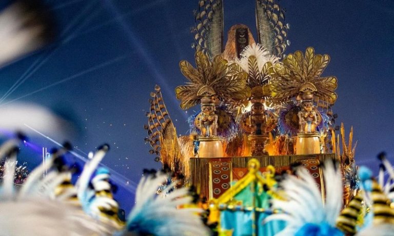 Veja quais escolas de samba se destacaram nos desfiles de SP e Rio no domingo