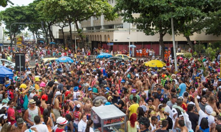 Vilão do Carnaval, calor afeta shows e eleva atendimentos médicos