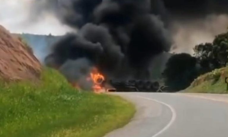 Acidente com carreta mata uma pessoa e interdita rodovia no ES
