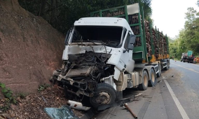 Acidente com dois caminhões e uma carreta interdita BR-101 no ES