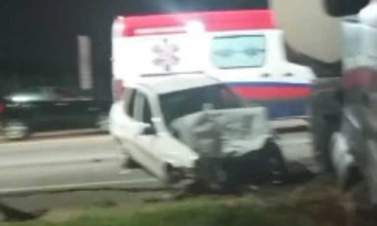 Acidente entre carreta-tanque e carros de passeio deixa feridos na BR-101 na Serra