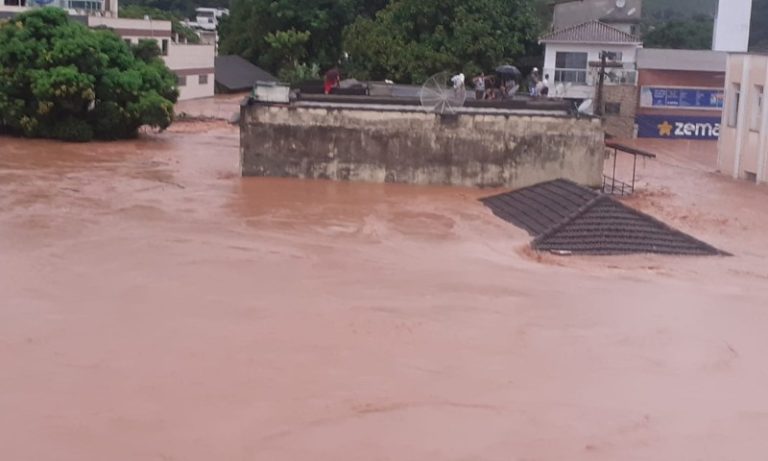 Água atinge segundo andar de casas e moradores sobem no telhado em Mimoso do Sul