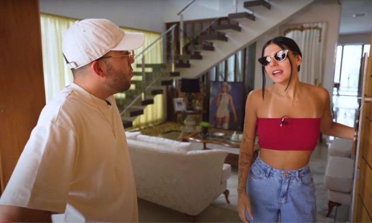 Ana Castela abre as portas de sua mansão com coleção de barbie, botas e chapéus
