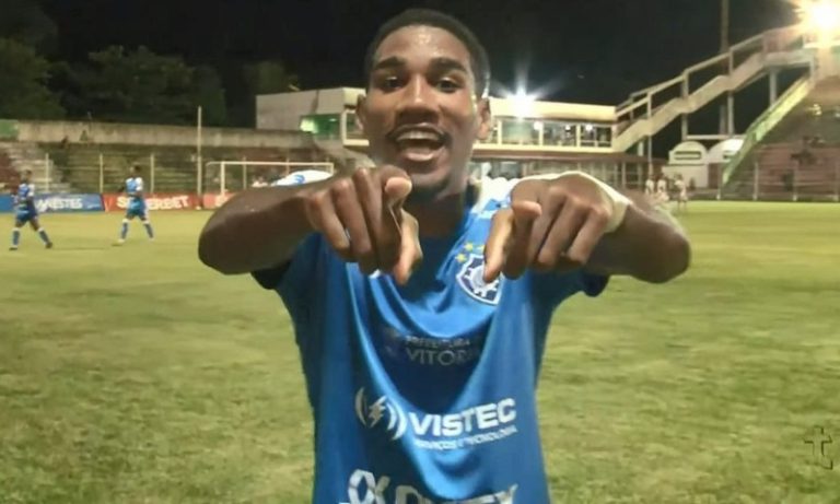 Autor de dois gols pelo Vitória, artilheiro da classificação dedica gols para a mãe