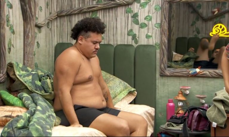 ‘BBB 24’: Boninho cumpre promessa e acorda brothers com música ‘Infiel’