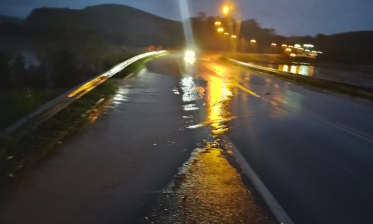 BR-101 é totalmente interditada após aumento do nível de rio no Sul do ES