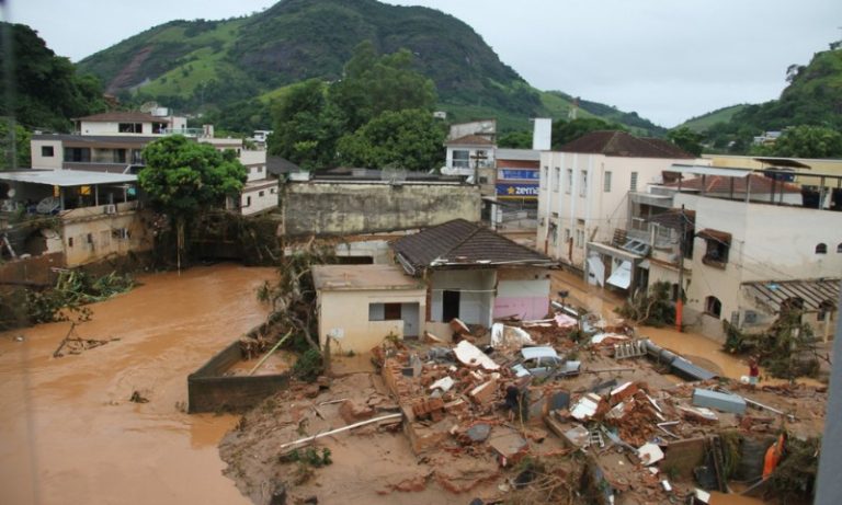 Bombeiros buscam 6 desaparecidos em cidade onde 17 morreram pelas chuvas no ES