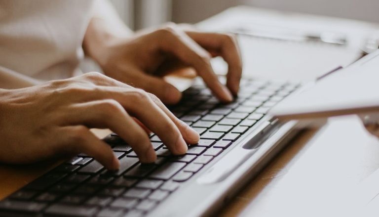 Cabos submarinos que fornecem internet para países são cortados no Mar Vermelho