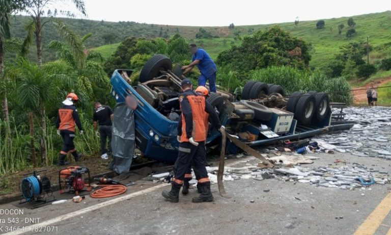 Caminhão tomba e motorista morre em acidente na BR-259 no ES
