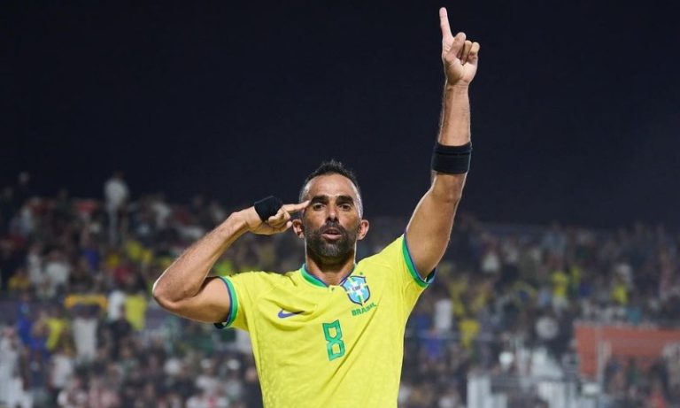 Capixaba capitão de título mundial do Brasil vende medalha para ajudar igreja