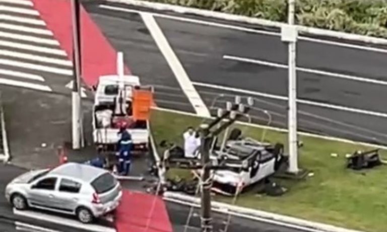 Carro capota durante acidente na orla de Camburi