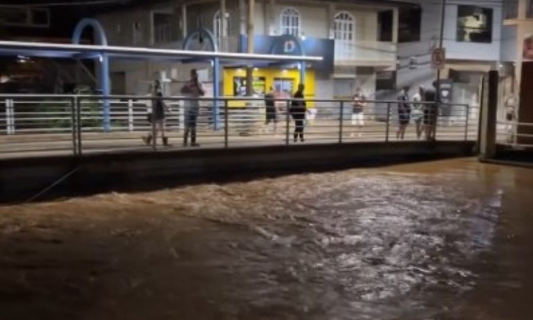 Casa de coordenador de Defesa Civil é invadida pela água durante forte chuva no ES