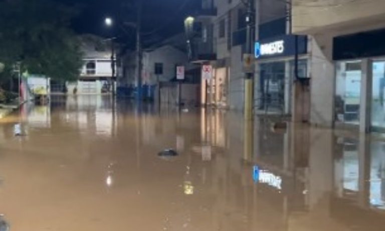 Chuva forte atinge cidades do Noroeste do ES e provoca alagamentos