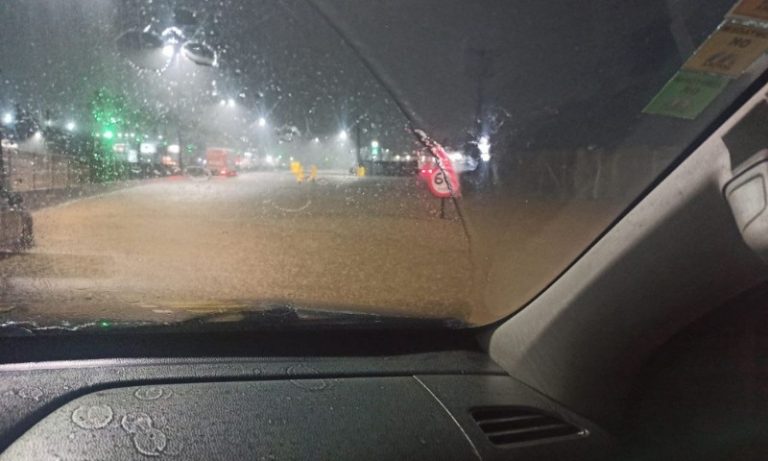 Chuva forte provoca alagamentos e interdita BR-101 em Viana