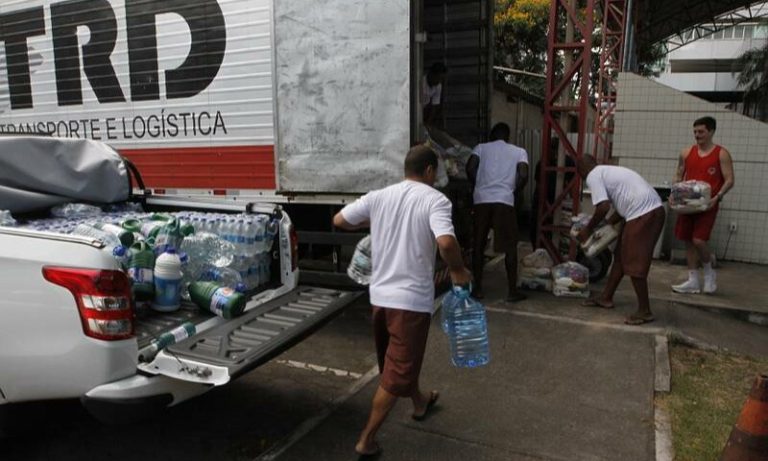 Chuvas no ES: saiba onde entregar doações de roupas, alimentos e água