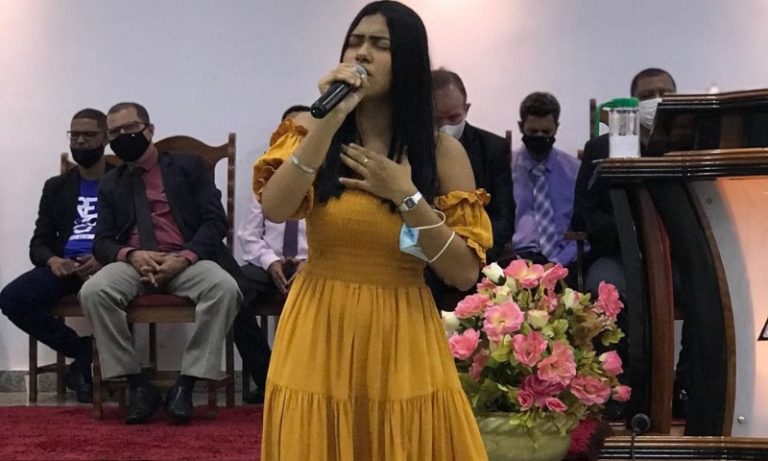 Complicações da tuberculose levam cantora gospel à morte