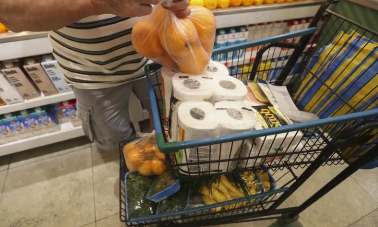 Consumo das famílias cai e puxa PIB para baixo no quarto trimestre