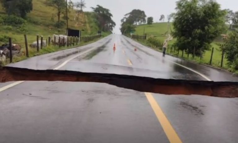 Cratera se abre em rodovia e “engole” carros em Bom Jesus do Norte