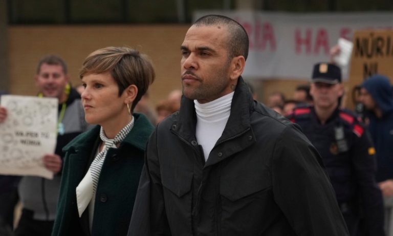 Daniel Alves se apresenta pela 1ª vez à Justiça da Espanha após deixar prisão