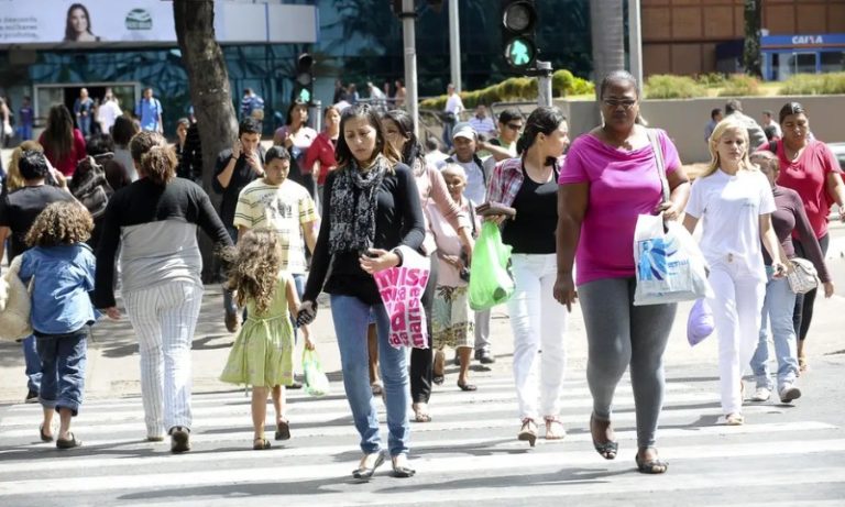 Desemprego sobe a 7,8% até fevereiro; renda segue em alta