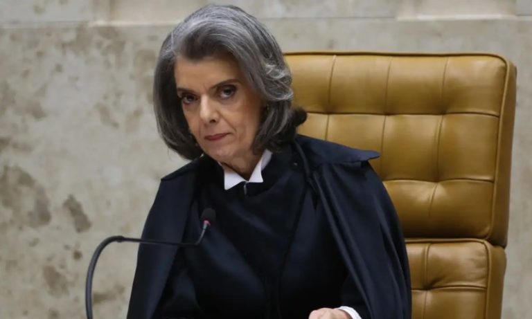 “Dizem que fomos silenciosas; mentira, fomos silenciadas”, diz Cármen Lúcia