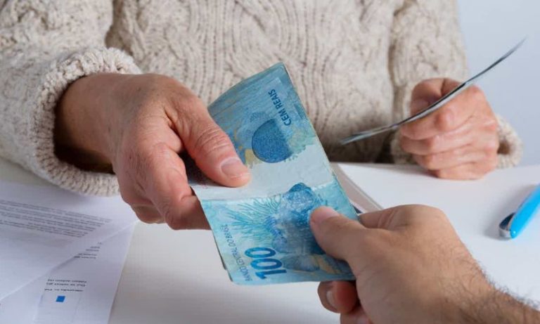 Doze mil aposentados pagam a mais por empréstimo