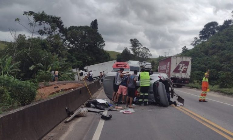 Duas pessoas morrem em acidente na BR-101 no Sul do ES