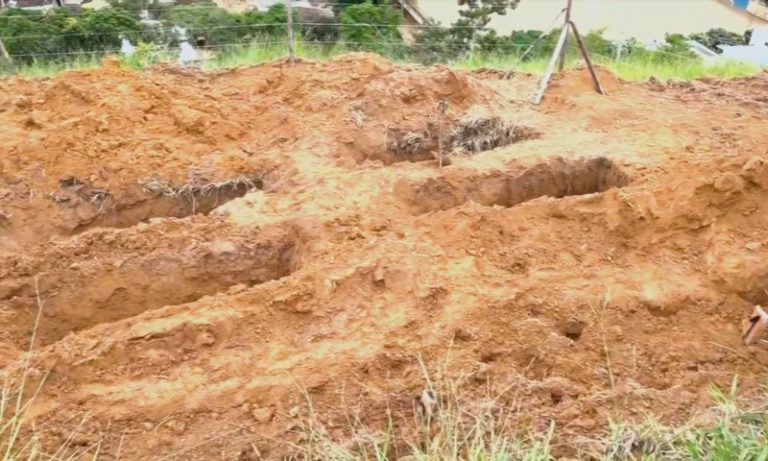 Em Mimoso do Sul, covas coletivas são abertas para vítimas da enchente