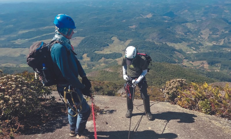 Escaladas, trilhas e piscinas naturais no ES