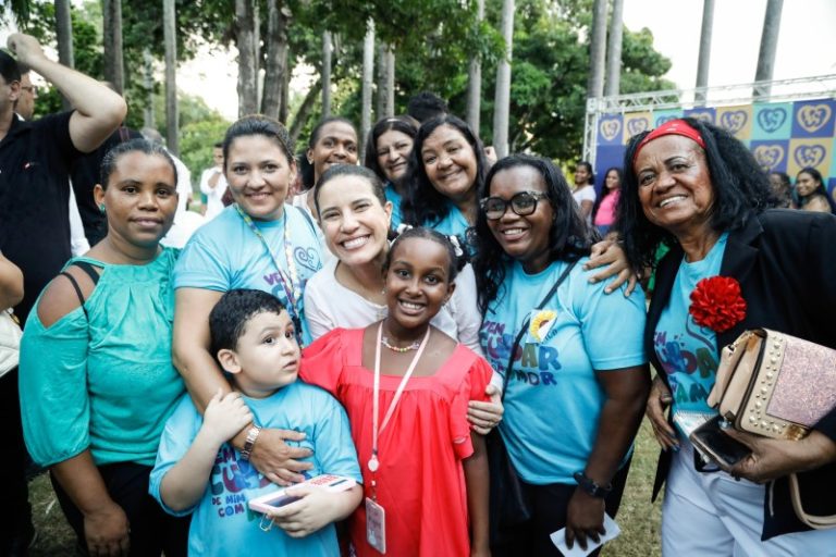 Estado lança programa que vai dar auxílio mensal de R$ 300 a 100 mil mulheres