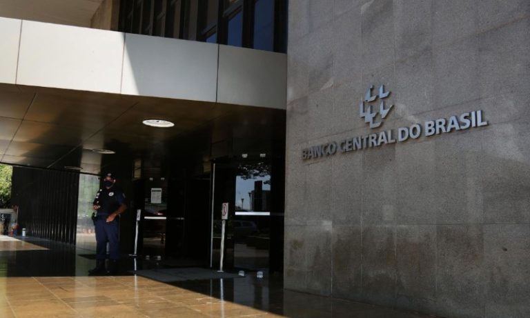 Famílias voltam a pagar contas em dia, diz pesquisa