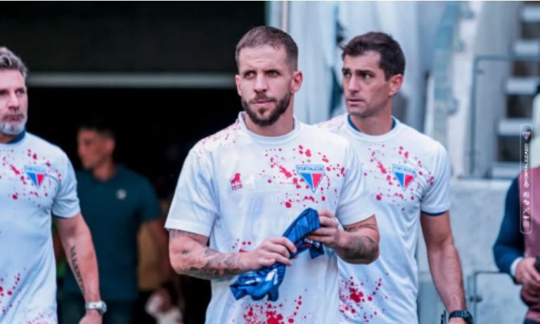 Fortaleza lança camisa com manchas de sangue para lembrar atentado a ônibus