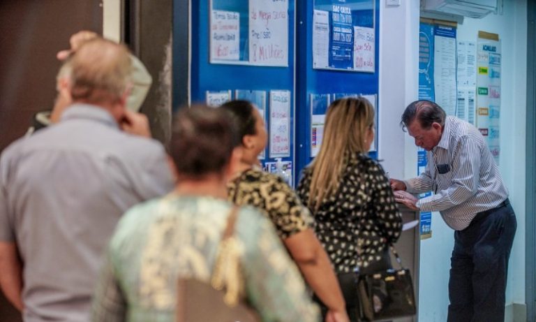 Funcionária de lotérica escolheu números de bolão que levou R$ 206 milhões na Mega