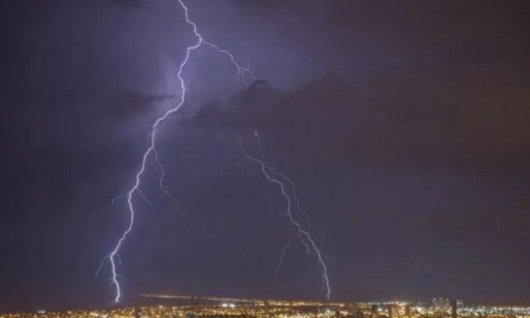 Homem é morto por raio no RJ, e aulas são suspensas por causa da chuva