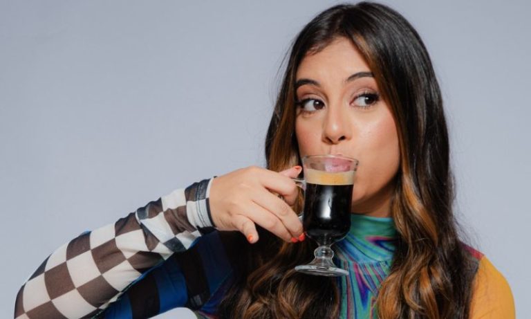 Humorista Carol Maloca apresenta show solo de stand-up comedy no Recife
