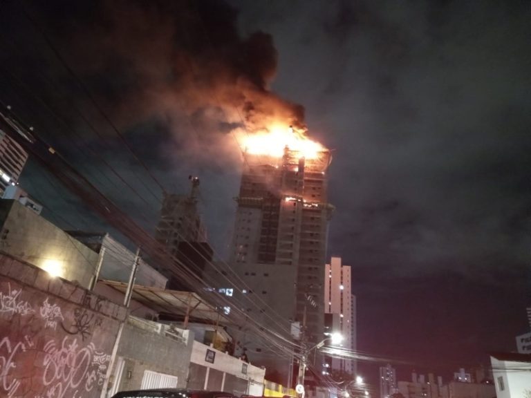 Incêndio de grandes proporções atinge prédio em construção no Recife