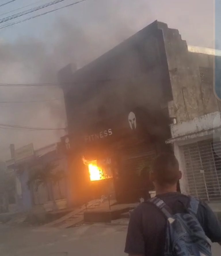 Incêndio destrói academia em Olinda