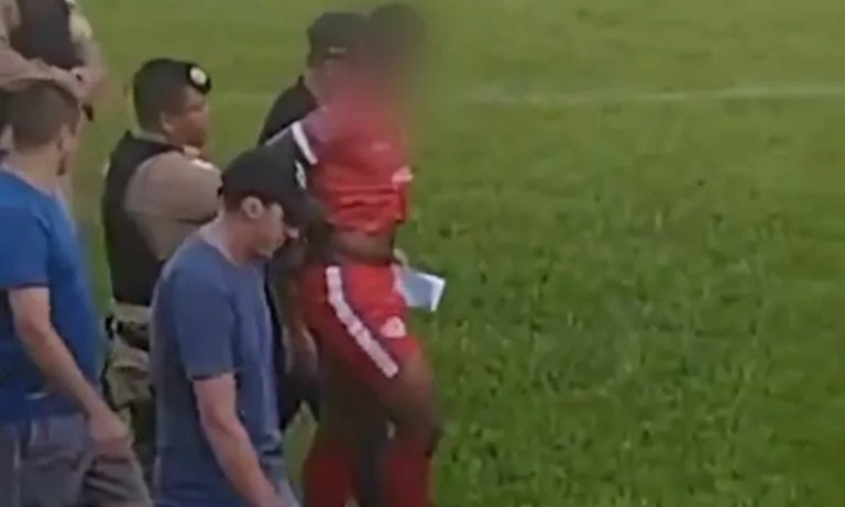 Jogador do ES é preso durante partida de futebol