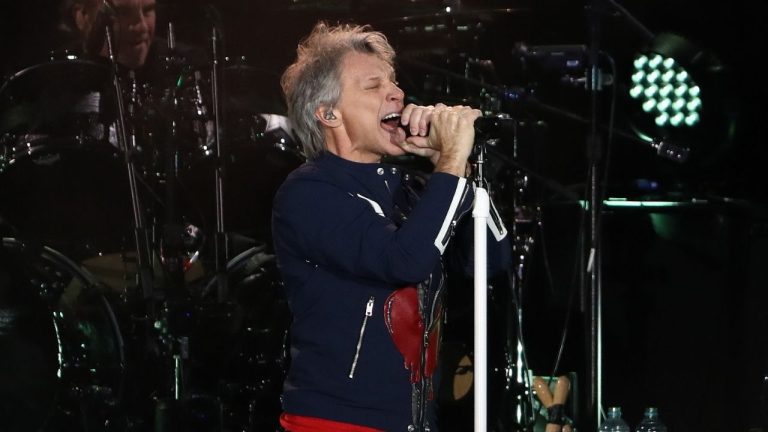 Jon Bon Jovi revela incerteza sobre voltar a realizar turnês após cirurgia