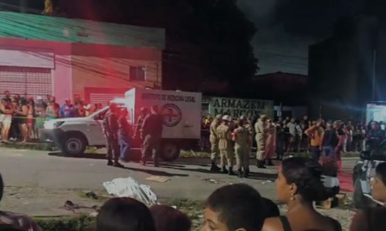 Micro-ônibus atinge mais de 30 pessoas em procissão e deixa 5 mortos