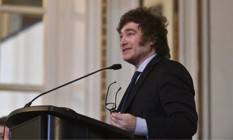 Milei anuncia plano de demitir 70 mil servidores na Argentina