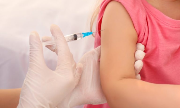 Ministério da Saúde reavalia vacinação da dengue em escolas após reações alérgicas