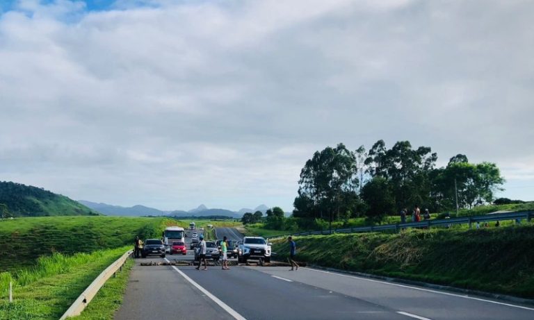 Moradores protestam e interditam totalmente a BR-101 em Vila Velha