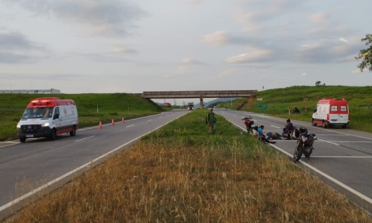 Motociclistas ficam feridos após atropelarem cavalo em rodovia do ES