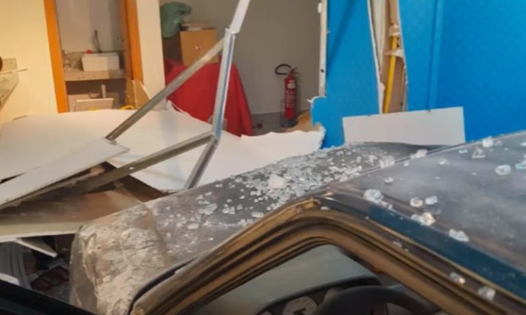 Motorista perde controle de veículo e invade ótica no ES
