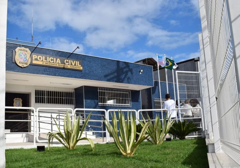 Mulher é ameaçada por homem armado com faca na porta de delegacia