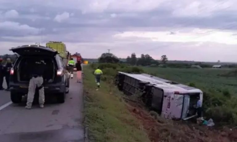 Ônibus de turismo tomba e deixa dois mortos e 40 feridos na BR-116, no RS