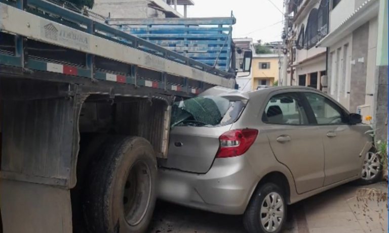 Paciente foge de clínica psiquiátrica, furta caminhão e provoca acidente no ES