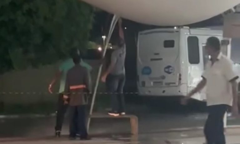 Passageiro rasga a lona de cobertura do Terminal de Itaparica; veja vídeo